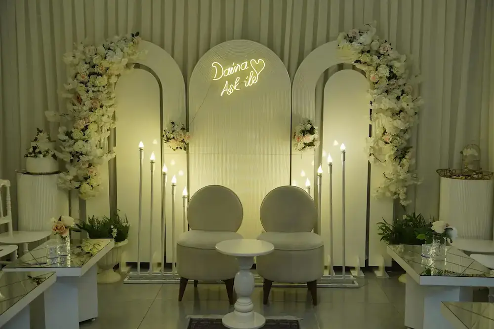 Çankaya’da nikah salonu için hazırlanmış çiçekli arka plan ve oturma alanı dekoru