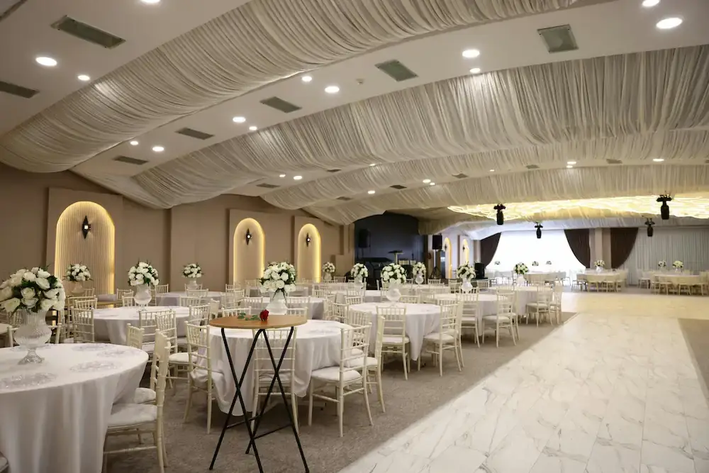 Çankaya’da salon düğünü için hazırlanmış şık masa düzeni ve dekorasyon
